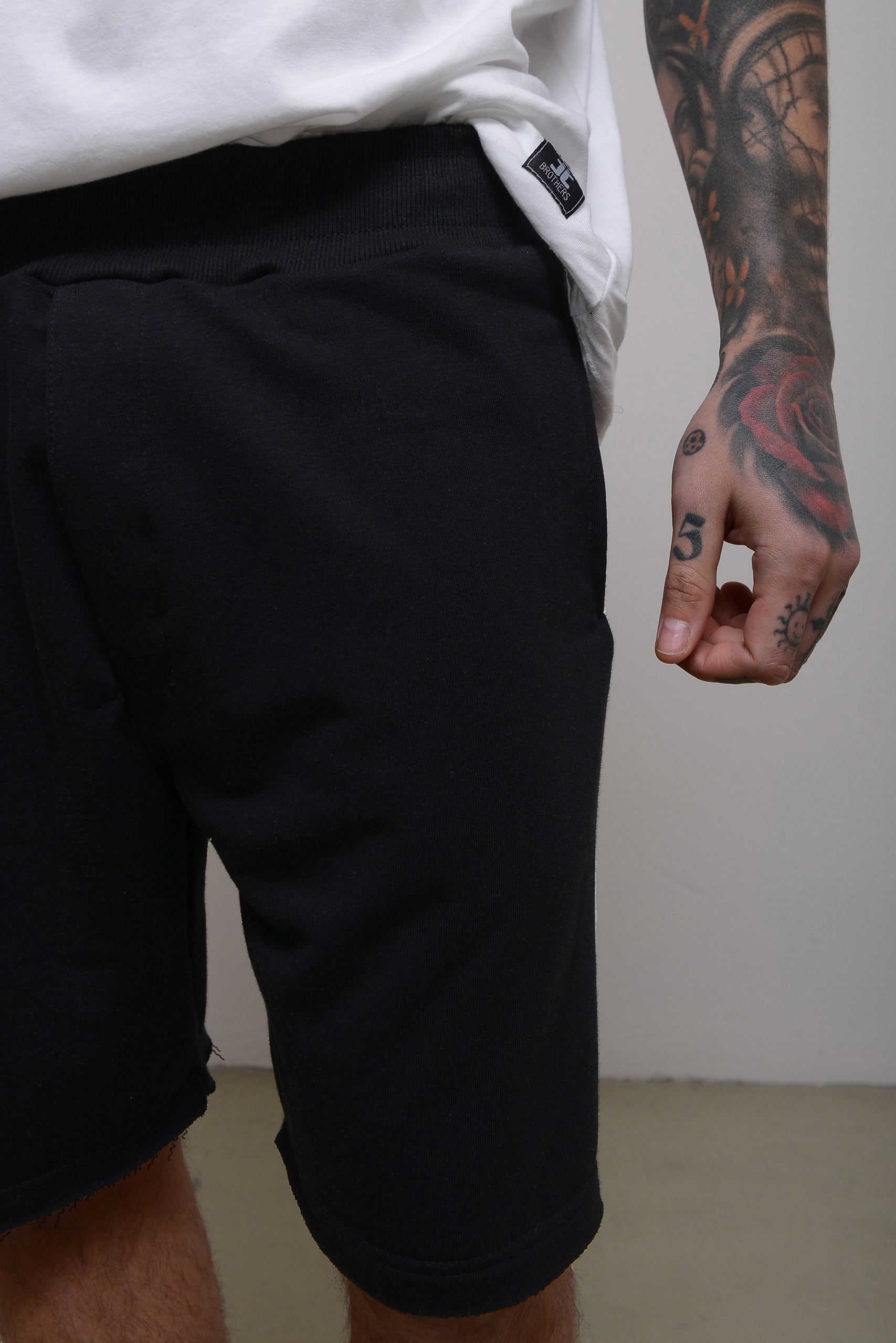 ESSENTIAL JOGGER SHORTS