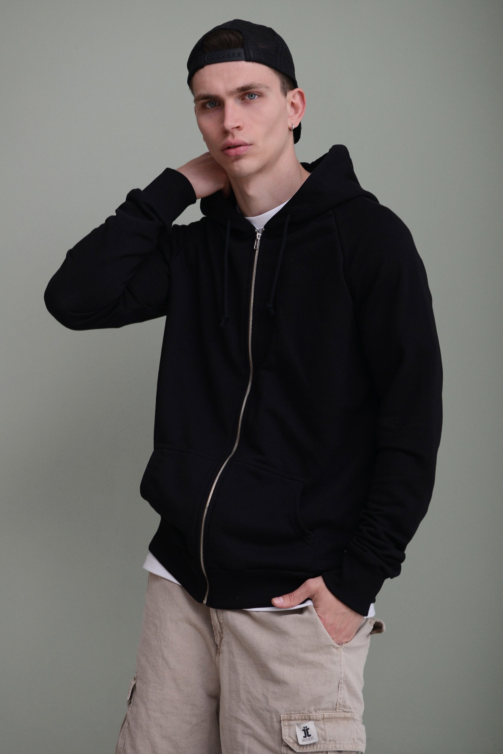 ESSENTIAL ZIP-UP HOODIE