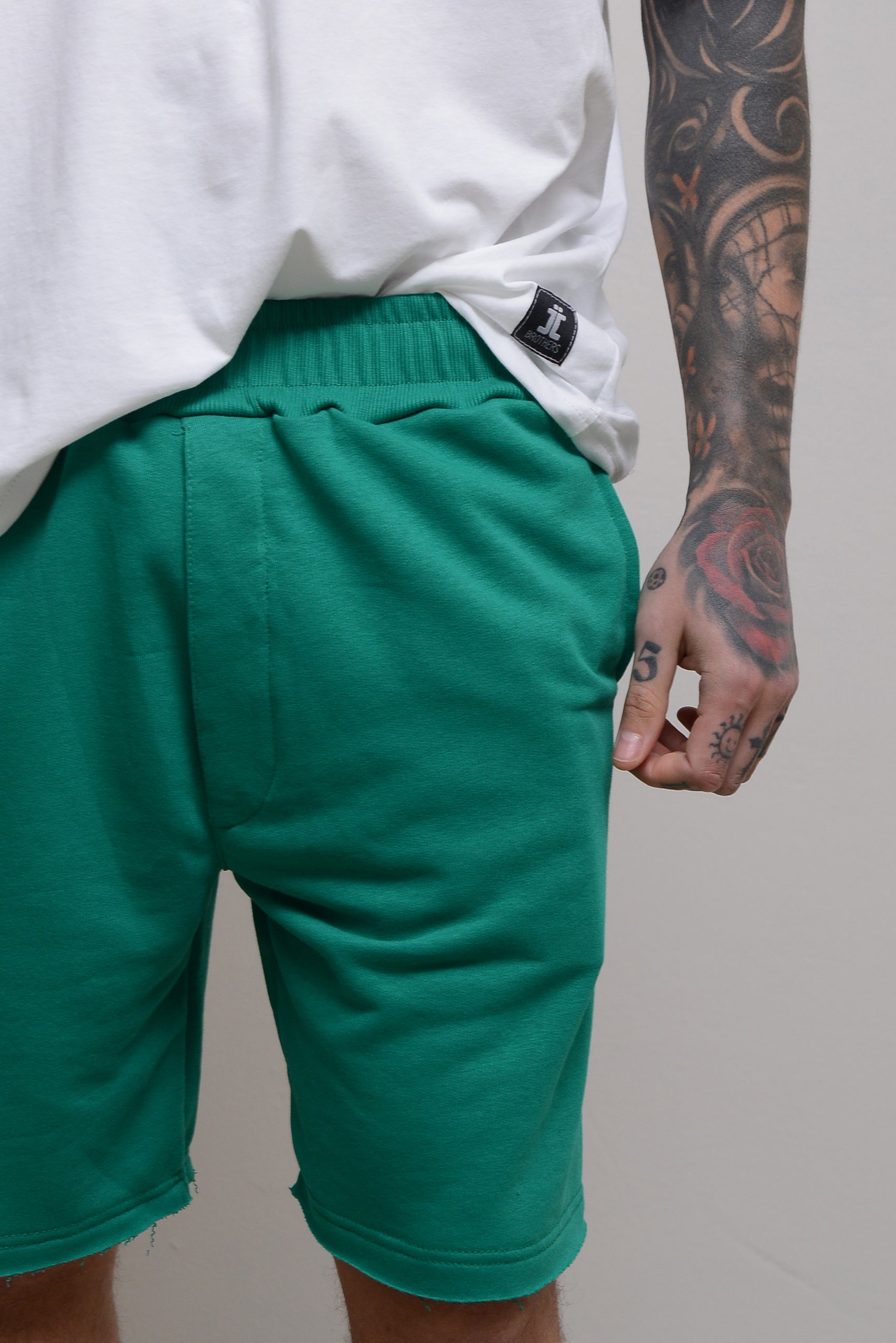 ESSENTIAL JOGGER SHORTS