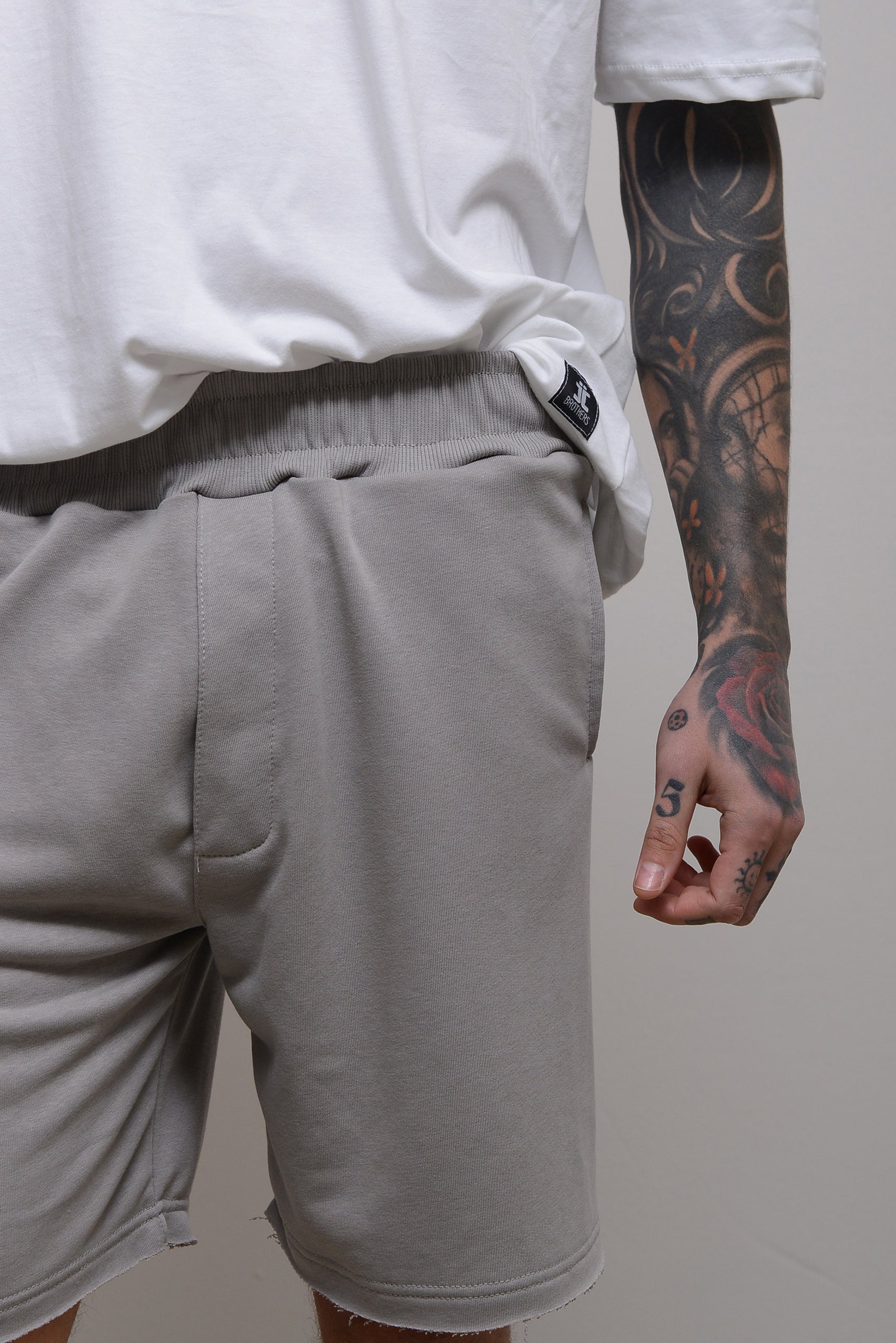 ESSENTIAL JOGGER SHORTS