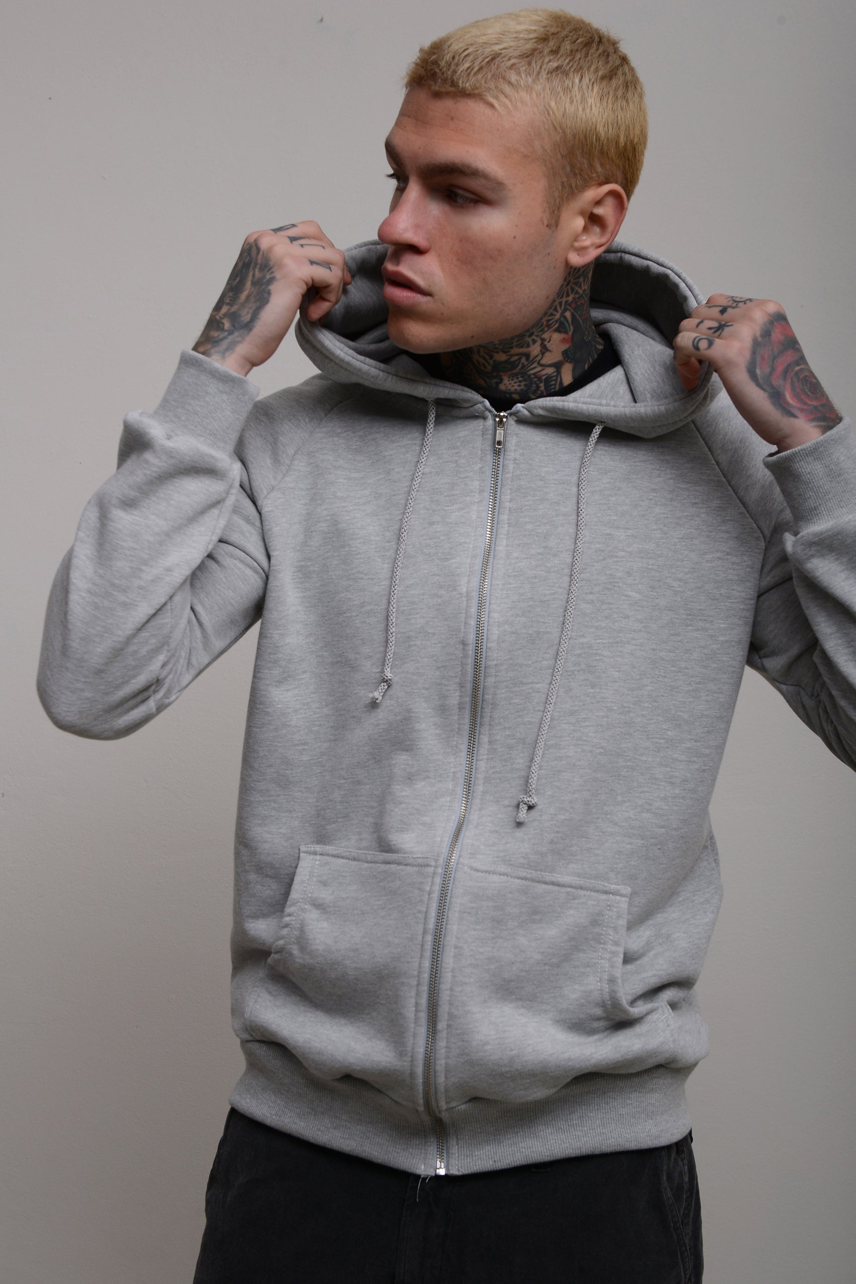 ESSENTIAL ZIP UP HOODIE