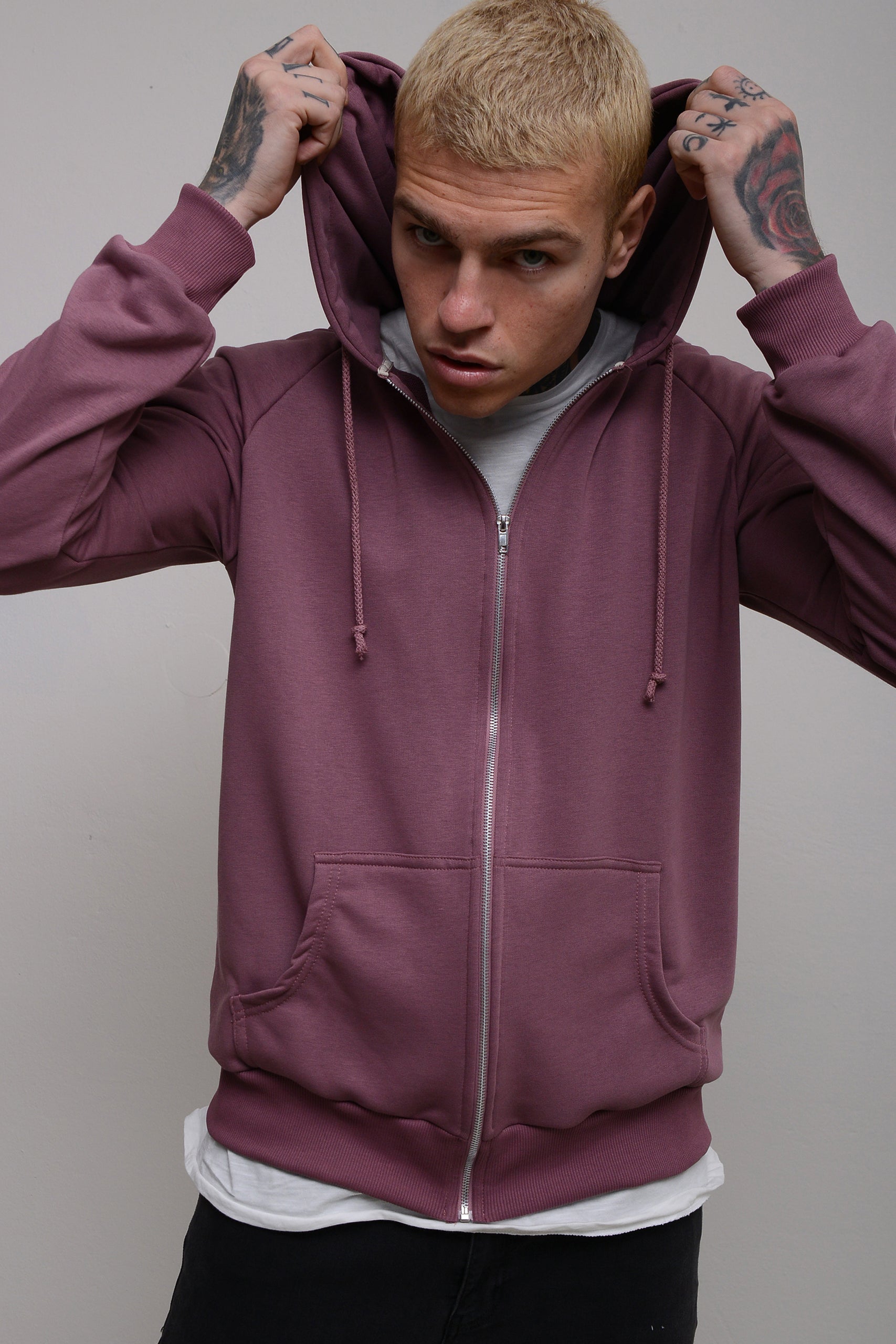 ESSENTIAL ZIP UP HOODIE