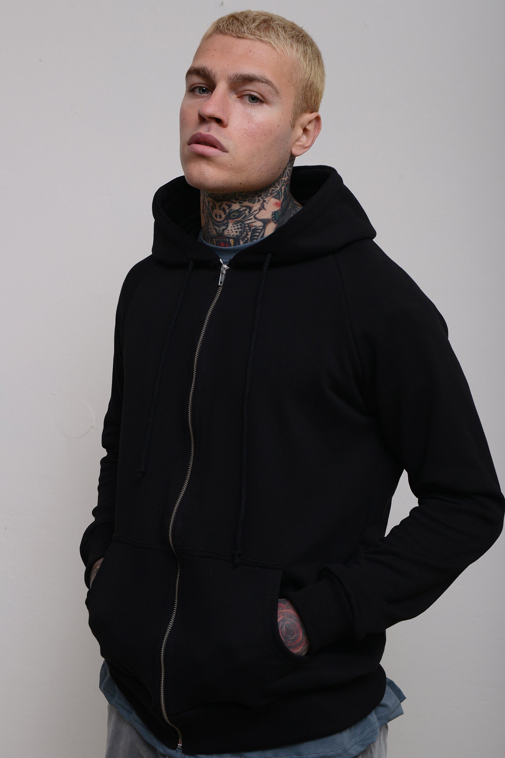 ESSENTIAL ZIP UP HOODIE