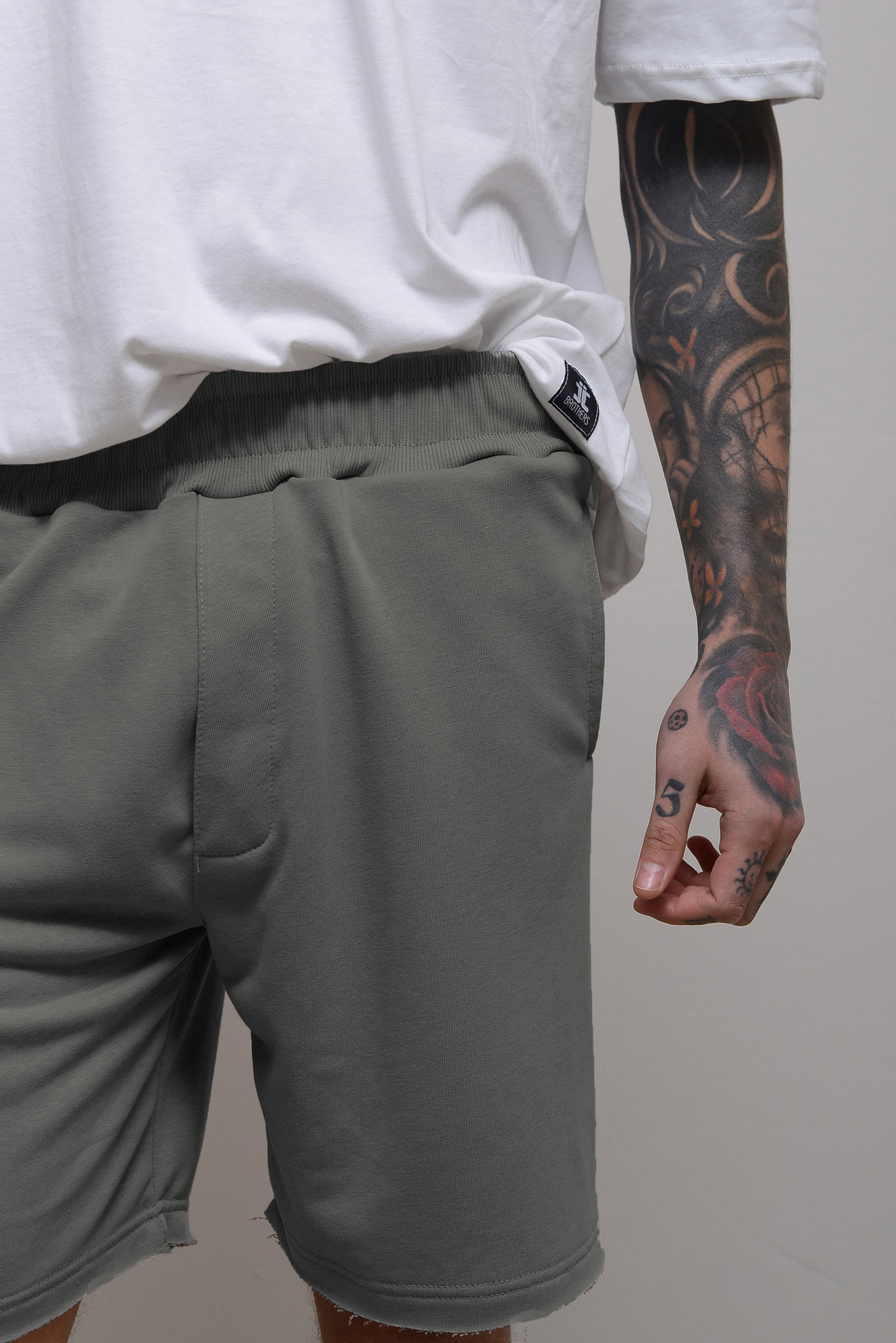 ESSENTIAL JOGGER SHORTS